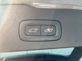 【パワーバックドア】スマートキーや運転席のボタンを押すだけでリアゲートが自動で開閉します!荷物を持っている時や、高い位置にあるバックドアを閉める際に便利な機能です。