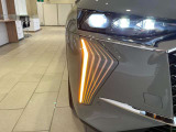 消灯時もまるで宝石のような美しさを持つ3連のレンズユニット。2025年式・走行550kmですので、レンズ表面の黄ばみや細かなクラック(微細なヒビ)も一切ありません。