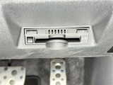 【ETC】高速道路などの料金所における自動料金支払いシステムです。車載器と料金所のアンテナとの間で無線通信を行い、料金を自動で支払うことができます。