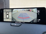 360度ビューカメラを搭載。4方の小型カメラの映像を処理し、車両真上からの映像に変換しています。