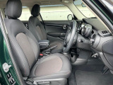 ●前席:ゆったりとしたドライバースペースで、長時間の運転でも快適にお過ごしいただけます。