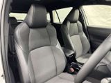 高いホールド性で運転姿勢が安定します。長距離ドライブでも疲れにくいのが魅力です。