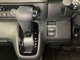 CVT車のセレクトレバーです。低速から高速まで、変速ショックのないスムーズな走りと、エンジン効率のよい領域を維持して燃費にも貢献します。サイドブレーキはスイッチ操作の電子制御パーキングブレーキです。