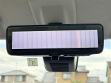 【デジタルインナーミラー】車両後方カメラの映像をミラーに映すことが出来ます。 そのため、後席に人や荷物があって後方が見えづらい場合でもしっかり視界を確保することが出来ます。