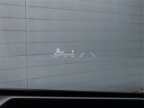 【ヘッドアップディスプレイ】車速やナビの案内、運転システムの作動状況をフロントガラスに投影する機能です!視線移動を減らすことで安全運転をサポートします!