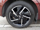 足元を引き締める純正アルミホイ-ル付きです。タイヤサイズは、185/60R16です。