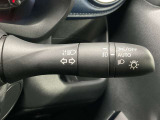 【オートライト】車のセンサーが周囲の明るさを感知し、自動でヘッドライトを点灯・消灯する機能です。この機能は夕暮れ時の交通事故が多い時間帯の安全性を高めてくれます。