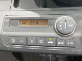 【オートエアコン】一度お好みの温度に設定すれば、車内の温度を検知し風量や温度を自動で調整。暑い&hellip;寒い&hellip;と何度もスイッチ操作をする必要はありません。快適な車内空間には必須の機能ですね♪