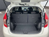 バックドアは大きく開きます。定員乗車時でも十分広いラゲッジスペースを確保しています