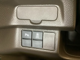 VSA装備車です。VSAはドライバーの操作と車の動きを見守っています。もし車の挙動が乱れたとき、4輪別々にブレーキをかけたり、エンジンパワーをしぼることによって車を安定させます。