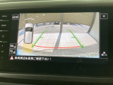ギアをリバースに入れると車両後方の映像を映し出します。画面にはガイドラインが表示され、車庫入れや縦列駐車などの際に安全確認をサポートします。
