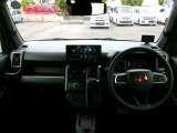 大きなフロントガラスで広々とした視界の運転席まわりです。