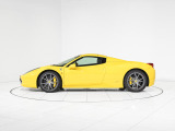 エクステリアは、フェラーリの生まれ故郷モデナの市章に由来する鮮やかなイエロー「Giallo Modena」を纏っています。