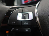 ◆クルーズコントロールにレーダーセンサーを組み合わせ、先行車を測定し設定されたスピードを上限に自動で加減速を行います。一定の車間距離を維持することで、長距離走行でのドライバーの疲労を低減させます。