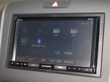ナビゲーションはパイオニアメモリーナビ(AVIC-RZ503)を装着しております。AM、FM、CD、DVD再生、Bluetooth、ワンセグTVがご使用いただけます。初めて訪れた場所でも安心ですね!