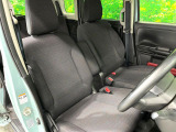 運転席まわりには十分なスペースがあり、大柄な方でもゆったり運転していただける環境です。