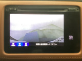 【バックカメラ】運転が苦手な方も車庫入れラクラクです!ギアをリバースに入れれば自動的に切り換わりますので、面倒な操作は不要です♪狭い駐車場もお車を傷つけず安心ですね!