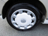 スチールホイールカバー付き。タイヤ装着サイズは「155/65R14」です。