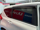 純正プラスチックバイザーが付いています。雨の日でも車内の換気が出来ます。