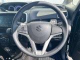 インテリアに合わせたデザインのステアリングは、運転される方のことも考え、運転しやすい形状、大きさです。是非一度、実際に触ってお確かめください。