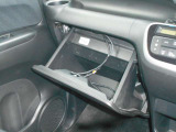 必需品の保険証や車検証の他に、お好きなCD・DVDやサングラスなど小物を収納できます。意外と大切な部分なんですよ。