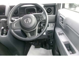 運転席の写真です。見通しのよいすっきりとした視界で、誰でも運転しやすいです。運転のしやすさは疲れにくさにも繋がりますよ♪