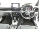 運転席からの視界はこんな感じです☆お気軽にご来店いただき、実際に座って是非お確かめください。ドライバーに寄り添う快適な操作フィールをもたらすステアリングです。