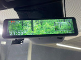 【デジタルインナーミラー】後席の大きな荷物や同乗者で後方が確認しづらい時でも安心!カメラが撮影した車両後方の映像をルームミラー内に表示。クリアな視界で状況の確認が可能です!