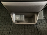 アクセサリーソケットはUSBのアダプターなどをつければ、スマホの充電にも使えます。横にはナビゲーション用の外部入力可能なUSB端子がついており、周辺には物が置けるボックスがついています。