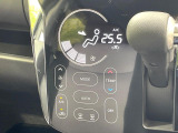 【オートエアコン】一度お好みの温度に設定すれば、車内の温度を検知し風量や温度を自動で調整。暑い&hellip;寒い&hellip;と何度もスイッチ操作をする必要はありません。快適な車内空間には必須の機能ですね♪