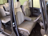 女性でも運転がしやすいように、シートの高さ調整機能(シートリフター)がついています。運転席と助手席の間が空いている為、助手席側への移動がスムーズです。交通量の多い道でも助手席側から乗り降りができます。