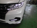 LEDヘッドライト。省電力で明るく遠くまで照らし、夜道や雨天時などの安心感を高めます。点灯の瞬間から光量を放つLEDの特性により、トンネルへの進入直後などでも安心感のある視界を提供します。
