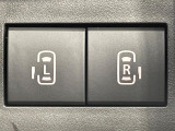 【両側パワースライドドア】スマートキーや運転席のスイッチで後席両側スライドドアの開閉が可能♪電動だから力を入れてドアを開ける必要が無く、小さなお子様でも簡単に開け閉めでき快適です♪