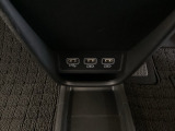 セレクトレバーの下に、スマートフォンなどの充電可能なUSB端子が2個、音源などの外部入力の可能なUSB端子が1個ついています。移動中に充電もできるので便利です。