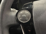 ステアリングスイッチ付きで、運転中に視線を前に向けたまま操作できます。