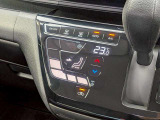 タッチパネル式オートエアコンで温度を設定するだけで快適な車内環境を維持することができます。