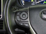 ステアリングスイッチ付きで、運転中に視線を前に向けたまま操作できます。