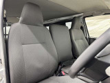 高いホールド性で運転姿勢が安定します。長距離ドライブでも疲れにくいのが魅力です。