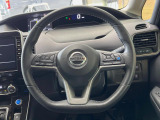 インテリアに合わせたデザインのステアリングは、運転される方のことも考え、運転しやすい形状、大きさです。是非一度、実際に触ってお確かめください。