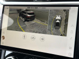 【3Dサラウンドカメラ】周囲の安全確認をアシストする機能です。3D車外ビュー、360&deg;オーバーヘッドビューを 利用して、狭いスペースでも安心、スムーズに運転操作ができます。