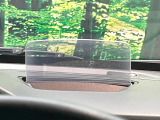 【ヘッドアップディスプレイ】現在の速度や走行情報をデジタル表示で運転席前方のガラスに投影!運転中、目線をずらさず必要な情報を確認できるのでとっても便利で安心!