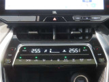 左右独立温度コントロールフルオートエアコンです。運転席、助手席それぞれで独立して温度設定ができます。冷え性の方が乗っても安心ですね♪