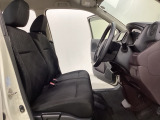 広い足元に肘掛けもついたゆったり座れるシートです。運転席と助手席の間が空いているため、助手席側への移動がスムーズです。交通量の多い道でも、助手席側から乗り降りができます。