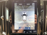 【360&deg;ビューカメラ】4台の高解像度カメラで360度の鳥瞰図を表示。隣の車や壁、死角にある障害物などを画面で確認できるため、狭いスペースでの駐車・出入りも安心です。