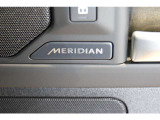 クリアで美しいサウンドを届けてくれる、定評あるMERIDIANオーディオシステムを搭載しています。お好みの音楽に包まれながら、長距離のドライブもリラックスして心地よく楽しめます。