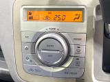 【オートエアコン】一度お好みの温度に設定すれば、車内の温度を検知し風量や温度を自動で調整。暑い&hellip;寒い&hellip;と何度もスイッチ操作をする必要はありません。快適な車内空間には必須の機能ですね♪