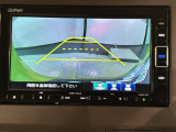 リバースギアに入れるだけで後方の表示へ切り替わります。夜間や雨の日の駐車も楽になりますよ。