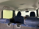 車内は明るくて見通しが良く、初めての方でも運転しやすい印象です。天井が高く圧迫感がないので、お子さまとのお出かけも快適に過ごせます。