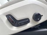 【メモリーシート】ドライバーごとに設定したシート位置を記憶して、ボタン一つで切り替えできる便利な機能!運転する方が複数名いらっしゃるご家庭におすすめです。