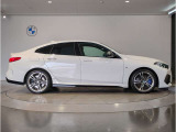 【BMWの伝統-3】BMWのお車は、&ldquo;駆け抜ける歓び&rdquo;を体現しております。走行の安定性とコーナリングの良さを追求し、思い通りにハンドルの操作可能です。